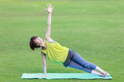 Gambar orang side-plank
